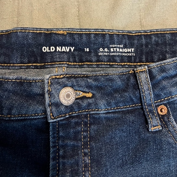 Old Navy Highrise O.G. Straight Distressed Jean Shorts - Picture 4 of 5